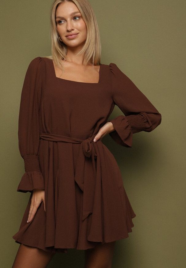 Born2be - Brązowa Sukienka Vices z Siateczkowymi Rękawami i Wiązanym Paskiem Resnala. Okazja: na co dzień. Typ kołnierza: dekolt kwadratowy. Kolor: brązowy. Materiał: materiał. Typ sukienki: rozkloszowane. Styl: casual, elegancki