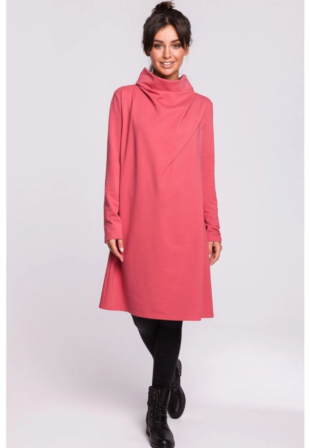 Sukienki.shop - Sukienka bawełniana oversize trapezowa ze stójką granatowa. Okazja: na spacer, na co dzień. Typ kołnierza: kołnierzyk stójkowy. Kolor: niebieski. Materiał: bawełna. Długość rękawa: długi rękaw. Wzór: kolorowy. Typ sukienki: trapezowe, oversize. Styl: casual, klasyczny