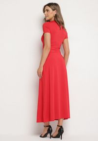 Born2be - Czerwona Sukienka o Taliowanym Kroju z Krótkim Rękawem Liravise. Okazja: na co dzień. Kolor: czerwony. Długość rękawa: krótki rękaw. Sezon: wiosna, lato. Typ sukienki: rozkloszowane. Styl: elegancki, casual, klasyczny #5