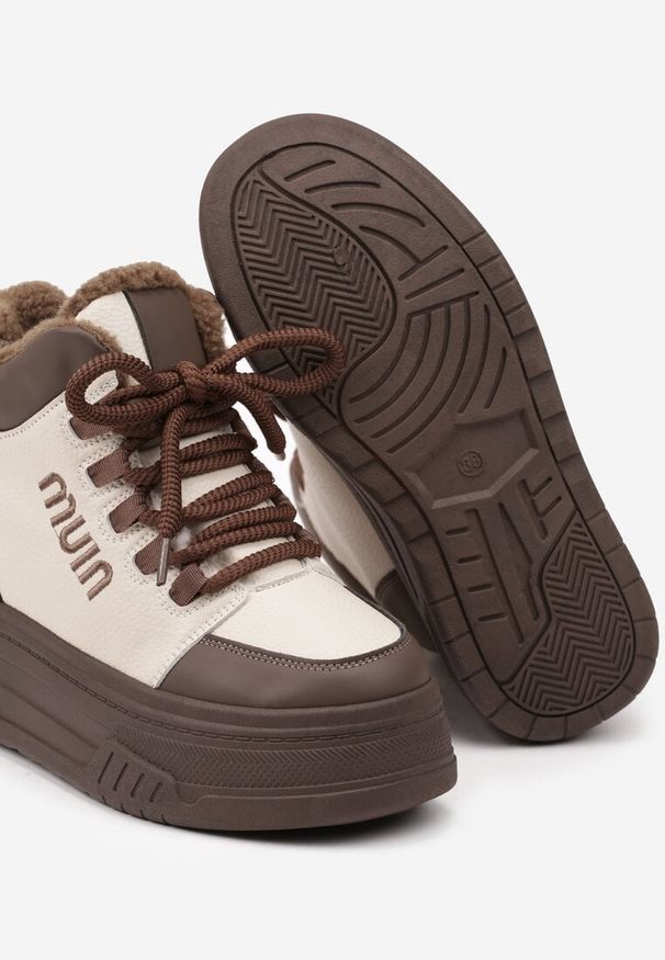 Renee - Beżowo-Brązowe Sneakersy na Grubej Podeszwie Mocno Ocieplane Futrem Leavinael. Okazja: na co dzień. Kolor: beżowy. Materiał: futro. Wzór: napisy. Obcas: na obcasie. Wysokość obcasa: średni