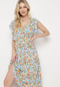 Born2be - Jasnoniebieska Bawełniana Sukienka w Kwiatowy Wzór z Gumką w Pasie Varenlla. Kolor: niebieski. Materiał: bawełna. Wzór: kwiaty