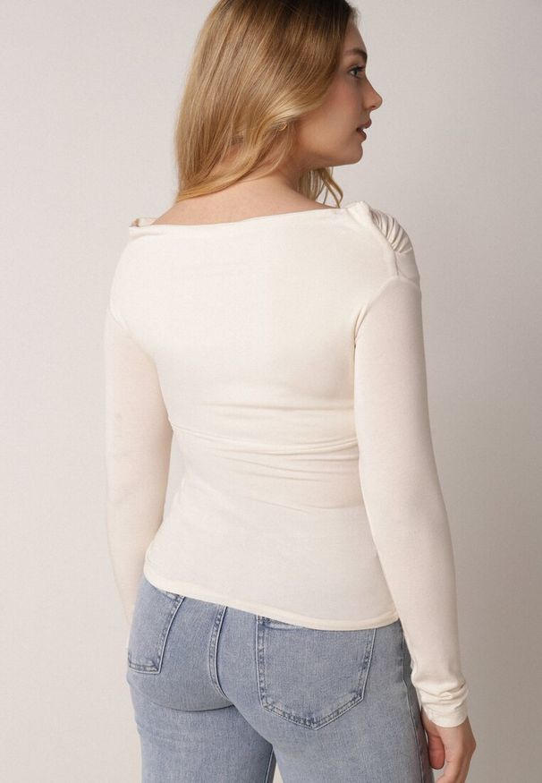 Born2be - Beżowy Bluzka z Bawełną Dekoltem Typu Łódka i Marszczeniem Typhatos. Okazja: na co dzień. Kolor: beżowy. Materiał: bawełna. Styl: casual, elegancki