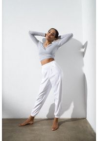 MOONHOLI - Spodnie do jogi Moonholi Moony Comfy Sweatpants z kieszeniami. Kolor: biały. Sport: joga i pilates