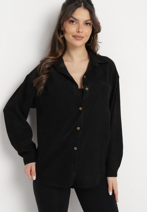 Born2be - Czarna Koszula Sztruksowa z Klasycznym Kołnierzykiem Quinara. Typ kołnierza: kołnierzyk klasyczny. Kolor: czarny. Materiał: sztruks. Styl: klasyczny