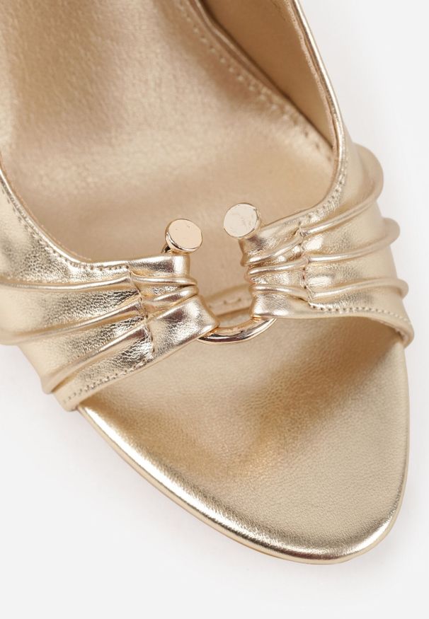 Born2be - Złote Sandały VICES na Szpilce Ozdobione Marszczeniem i Aplikacją Elinaris. Okazja: do pracy, na co dzień. Kolor: złoty. Wzór: aplikacja. Obcas: na szpilce. Styl: elegancki, casual, wizytowy