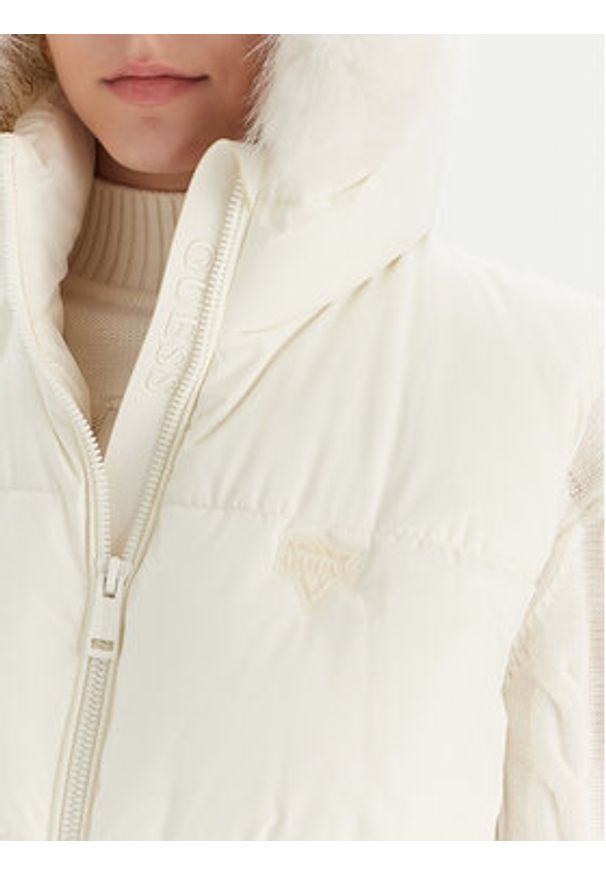 Guess Bezrękawnik W5BL81 W3282 Biały Regular Fit. Kolor: biały. Materiał: syntetyk. Długość rękawa: bez rękawów