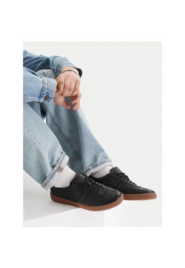 Sneakersy Guess Jeans. Kolor: czarny