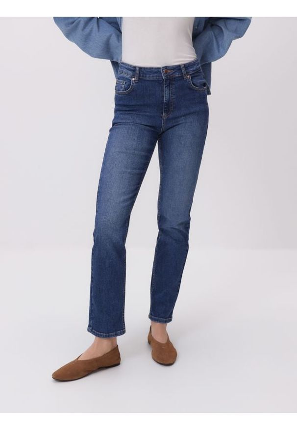 Reserved - Jeansy slim straight - granatowy. Kolor: niebieski
