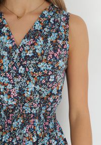 Born2be - Granatowa Sukienka Midi z Gumkami w Pasie i Kopertowym Dekoltem Feseti. Okazja: na co dzień. Typ kołnierza: dekolt kopertowy. Kolor: niebieski. Typ sukienki: kopertowe. Styl: elegancki, casual. Długość: midi #2