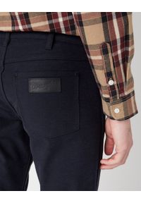 Wrangler - WRANGLER GREENSBORO MĘSKIE SPODNIE MATERIAŁOWE MATERIAŁ BLACK 112341455. Materiał: materiał #3