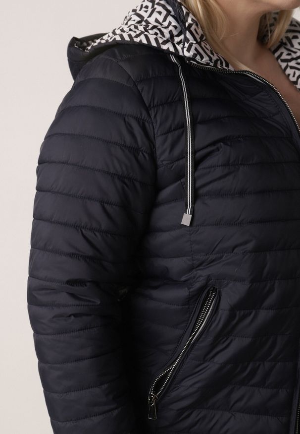 Born2be - Granatowa Dwustronna Kurtka Pikowana z Kapturem Zidila. Okazja: na co dzień, na spacer. Typ kołnierza: kaptur. Kolekcja: plus size. Kolor: niebieski. Materiał: jeans. Wzór: geometria. Styl: sportowy, casual