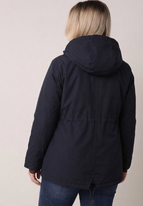 Born2be - Granatowo-Zielona Dwustronna Kurtka Przejściowa w Stylu Parki z Kapturem Tidala. Okazja: na co dzień. Typ kołnierza: kaptur. Kolekcja: plus size. Kolor: niebieski. Materiał: poliester, jeans, materiał. Wzór: aplikacja. Styl: casual, klasyczny