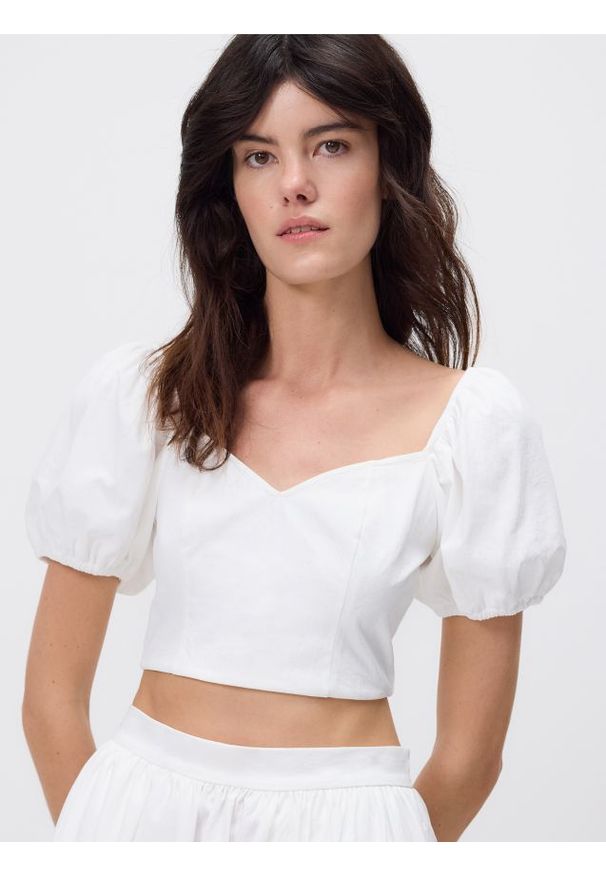 Reserved - Krótka bluzka z bufiastymi rękawami - biały. Kolor: biały. Materiał: dzianina. Długość: krótkie