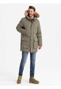 Ombre Clothing - Długa męska kurtka parka z rozpinanym dołem – ciemnooliwkowa V4 - Rozmiar: L. Typ kołnierza: kołnierzyk stójkowy. Kolor: oliwkowy. Materiał: guma, tkanina, futro, poliester, materiał, syntetyk. Długość: długie. Wzór: gładki, aplikacja