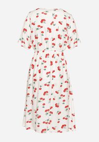 Born2be - Biała Bawełniana Sukienka o Rozkloszowanym Kroju we Wzór w Wisienki Folelia. Okazja: na co dzień. Typ kołnierza: dekolt w serek. Kolor: biały. Materiał: bawełna. Wzór: aplikacja. Typ sukienki: proste. Styl: casual #5