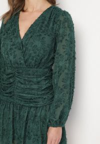 Born2be - Ciemnozielona Koronkowa Sukienka z Kopertowym Dekoltem i Marszczeniami Labisse. Okazja: na co dzień. Typ kołnierza: dekolt kopertowy. Kolor: zielony. Materiał: koronka. Typ sukienki: kopertowe. Styl: casual, klasyczny #6