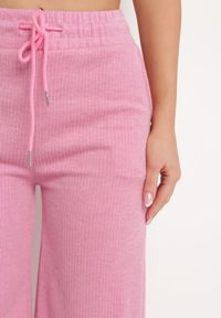 Born2be - Różowe Szerokie Spodnie z Gumką w Pasie i Rozcięciami Jacilla. Okazja: do pracy, na spotkanie biznesowe. Kolor: różowy. Styl: elegancki, biznesowy #4
