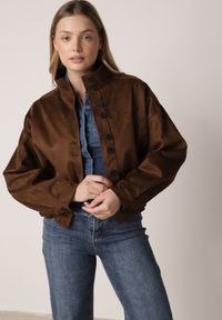 Born2be - Brązowa Kurtka w Stylu Bomberki z Ozdobnymi Guzikami Polimi. Okazja: na co dzień. Kolor: brązowy. Materiał: jeans. Styl: casual #1