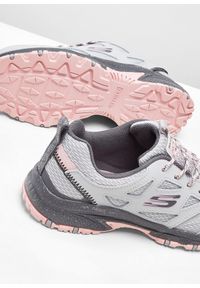 bonprix - Buty trekkingowe Skechers z pianką memory. Kolor: szary. Wzór: aplikacja