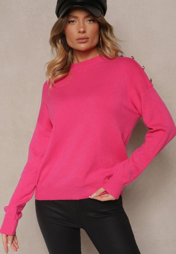 Renee - Fuksjowy Sweter z Półgolfem Wiskozą i Modalem Ozdobiona Guzikami Emmitana. Okazja: na co dzień. Kolor: różowy. Materiał: wiskoza. Wzór: aplikacja. Styl: klasyczny, elegancki, casual