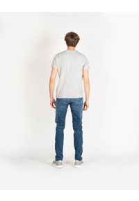 Pepe Jeans T-shirt "Alexis" | PM507724 | Alexis | Mężczyzna | Szary. Okazja: na co dzień. Kolor: szary. Materiał: bawełna, wiskoza. Wzór: aplikacja, nadruk. Styl: casual #5