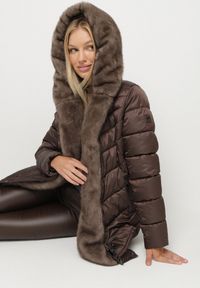 Born2be - Brązowa Pikowana Kurtka z Wiązanym Paskiem i Kapturem z Futerkiem Fenama. Okazja: na spacer, na co dzień. Kolor: brązowy. Materiał: futro. Styl: elegancki, casual #3
