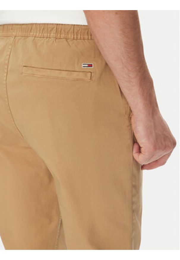 Tommy Jeans Joggery Austin DM0DM20283 Beżowy Slim Fit. Kolor: beżowy. Materiał: bawełna