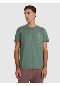 4f - 4F T-shirt regular z nadrukiem męski - khaki S. Okazja: na co dzień. Kolor: oliwkowy, wielokolorowy, brązowy. Materiał: bawełna. Długość: długie. Wzór: nadruk. Styl: casual #1