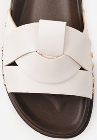 Renee - Białe Klapki z Przekładanymi Paskami i Ozdobnymi Nitami Talysha. Okazja: na co dzień, na imprezę. Kolor: biały. Materiał: skóra, koronka. Sezon: lato. Styl: casual, elegancki #4