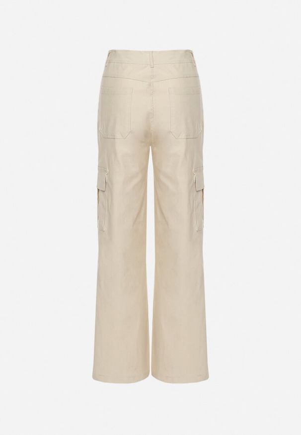 Born2be - Jasnobeżowe Spodnie Szerokie z Kieszeniami na Klapy Allepinea. Okazja: na co dzień. Stan: podwyższony. Kolor: beżowy. Styl: elegancki, casual, klasyczny