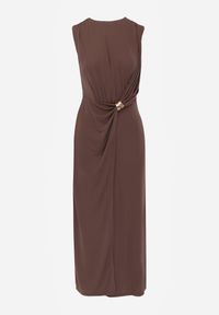Born2be - Brązowa Elegancka Sukienka z Marszczeniami i Drapowaniem o Taliowanym Kroju z Metalowym Akcentem Azaervienne. Okazja: do pracy, na co dzień. Kolor: brązowy. Typ sukienki: proste. Styl: elegancki. Długość: maxi #7