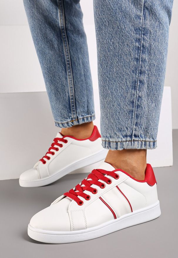 Renee - Biało-Czerwone Sznurowane Sneakersy na Płaskiej Podeszwie Wykończone Paskami Elinela. Nosek buta: okrągły. Zapięcie: pasek. Kolor: biały. Materiał: materiał. Obcas: na płaskiej podeszwie. Wysokość obcasa: niski