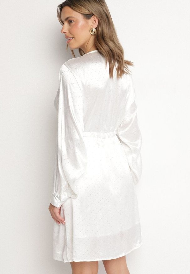 Born2be - Biała Satynowa Sukienka Koszulowa z Paskiem i Cyrkoniami Poledia. Okazja: na imprezę. Kolor: biały. Materiał: satyna. Wzór: aplikacja. Typ sukienki: koszulowe