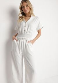 Born2be - Biały Kombinezon z Wiskozy z Gumką w Talii i Dekoltem w Serek z Guzikami Nisella. Okazja: na co dzień. Kolor: biały. Materiał: wiskoza. Długość rękawa: krótki rękaw. Długość: krótkie. Styl: casual, elegancki #2