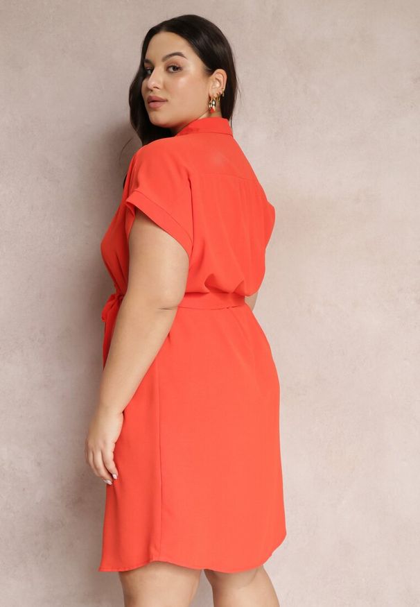 Renee - Pomarańczowa Sukienka Koszulowa Wiązana w Pasie z Krótkimi Rękawami Wellwood. Kolekcja: plus size. Kolor: pomarańczowy. Materiał: tkanina. Długość rękawa: krótki rękaw. Wzór: gładki. Sezon: lato, wiosna. Typ sukienki: koszulowe. Długość: midi