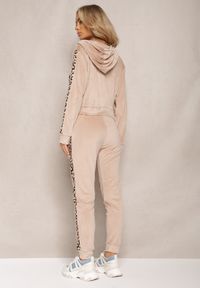 Renee - Beżowy Welurowy Komplet Dresowy Ozdobiony Lampasami w Cętki Anilwo. Kolor: beżowy. Materiał: dresówka, welur. Wzór: aplikacja #3