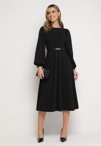 Born2be - Czarna Rozkloszowana Midi Sukienka z Eleganckimi Luźnymi Rękawami Samriddhi. Okazja: do pracy. Kolor: czarny. Typ sukienki: rozkloszowane. Styl: elegancki. Długość: midi