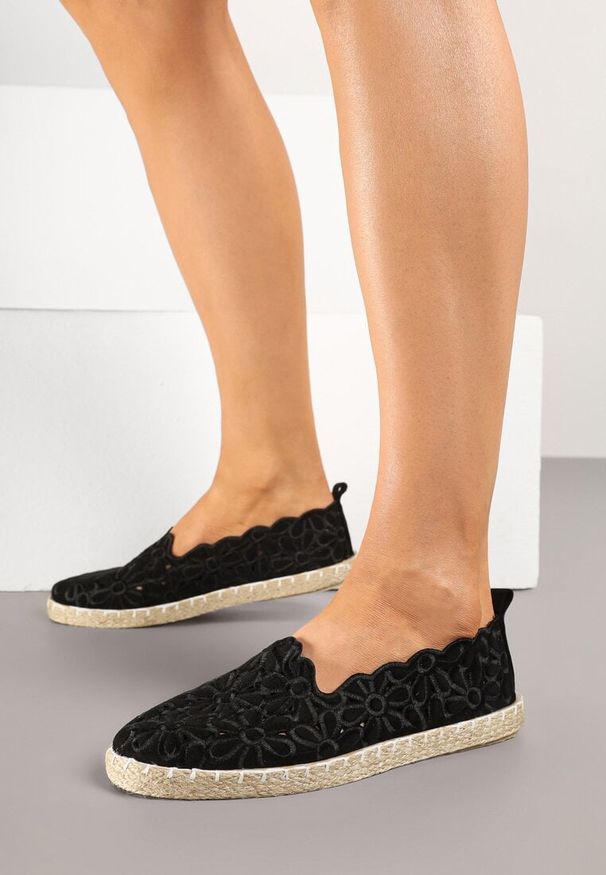 Renee - Czarne Plecione Espadryle Vices z Kwiatowym Motywem z Ażurowymi Wycięciami Honavia. Okazja: na co dzień, na spacer. Kolor: czarny. Materiał: jeans. Wzór: kwiaty, ażurowy. Styl: casual