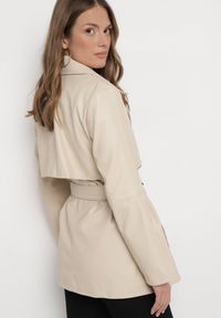 Born2be - Jasnobeżowa Kurtka Płaszcz z Ekoskóry Taliowana z Paskiem Pilvia. Kolor: beżowy #6