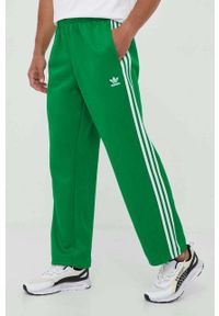 adidas Originals spodnie dresowe Adicolor kolor zielony z aplikacją. Kolor: zielony. Materiał: dresówka. Wzór: aplikacja #1