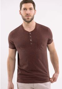 Volcano - T-shirt z rozpinanym dekoltem T-WARREN. Kolor: brązowy. Materiał: jeans, bawełna, materiał, skóra. Długość rękawa: krótki rękaw. Długość: krótkie. Wzór: melanż, aplikacja. Styl: klasyczny #1