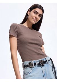 Reserved - T-shirt w prążek - beżowy. Kolor: beżowy. Materiał: bawełna, dzianina. Wzór: prążki