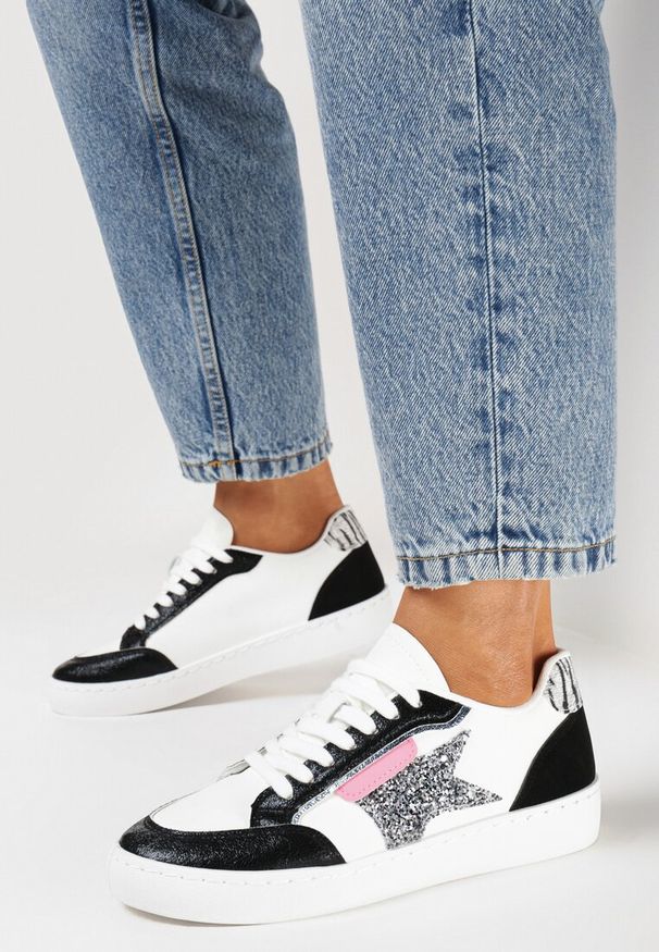 Born2be - Biało-Czarne Sneakersy z Brokatową Gwiazdką Tileva. Okazja: na co dzień. Kolor: czarny