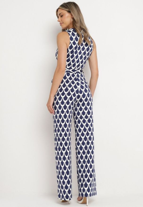 Born2be - Granatowo-Biały Taliowany Kombinezon z Kopertowym Dekoltem i Materiałowym Paskiem w Talii Feranea. Okazja: na co dzień. Kolor: niebieski. Materiał: materiał. Styl: klasyczny, casual, elegancki