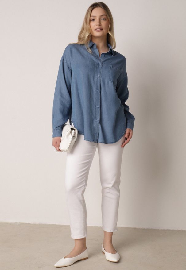 Born2be - Niebieska Koszula Jeansowa z Bawełną Ozdobiona Kieszonką Koreti. Okazja: na co dzień. Kolor: niebieski. Materiał: bawełna, jeans. Wzór: aplikacja. Styl: casual, elegancki, klasyczny