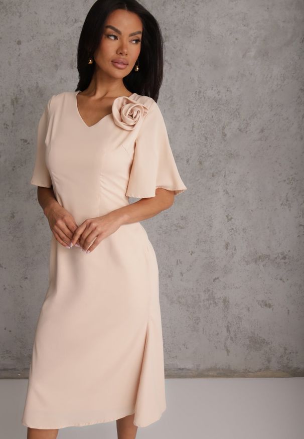 Renee - Beżowa Zwiewna Sukienka Wieczorowa VICES z Aplikacją 3D w Kształcie Kwiatu Themira. Typ kołnierza: dekolt w kształcie V. Kolor: beżowy. Wzór: aplikacja, kwiaty. Styl: wizytowy