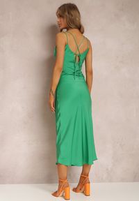 Renee - Zielona Satynowa Sukienka Amporeia. Kolor: zielony. Materiał: satyna. Długość rękawa: na ramiączkach. Wzór: gładki, jednolity. Styl: klasyczny, elegancki. Długość: midi