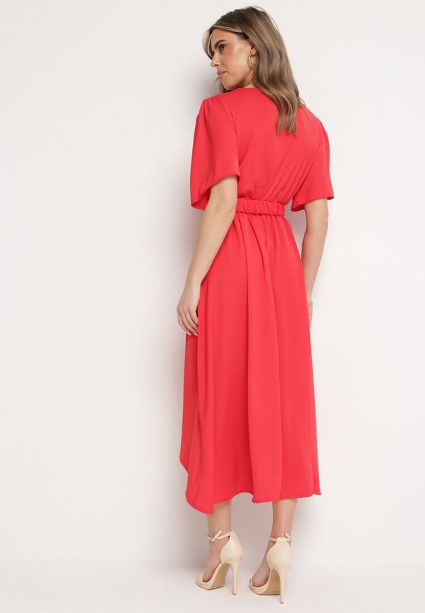 Born2be - Czerwona Rozkloszowana Sukienka Kopertowa z Gumką w Talii i Ozdobnym Paskiem Vasena. Kolor: czerwony. Typ sukienki: kopertowe. Styl: elegancki