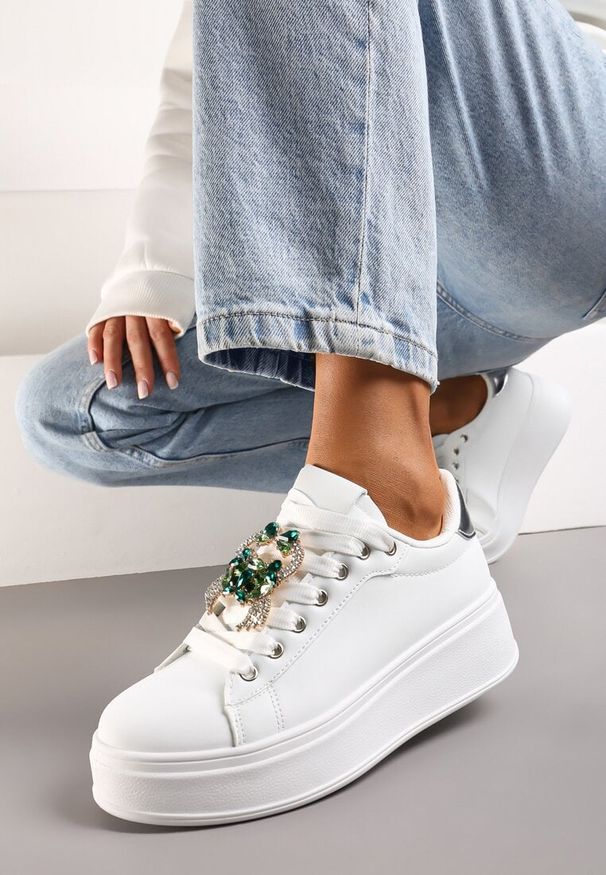 Born2be - Biało-Zielone Sneakersy na Platformie z Odpinanymi Zawieszkami Przy Sznurówkach Harhi. Zapięcie: sznurówki. Kolor: biały. Materiał: jeans, bawełna. Obcas: na platformie