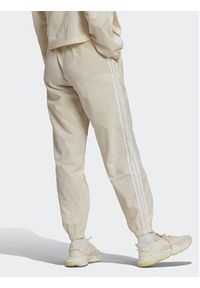 Adidas - adidas Spodnie dresowe adicolor lassics Poplin Track HL9309 Écru Regular Fit. Materiał: bawełna